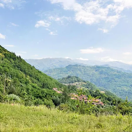 Stunning In Longoio With Kitchen Vakantiehuis Monti di Villa