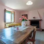 Hébergement de vacances Stunning In Longoio With Kitchen Monti di Villa