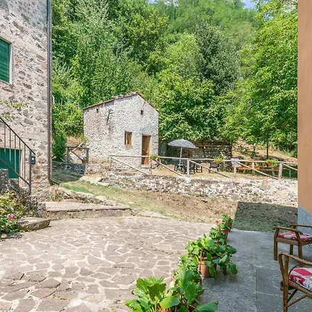 Hébergement de vacances Stunning In Longoio With Kitchen Monti di Villa